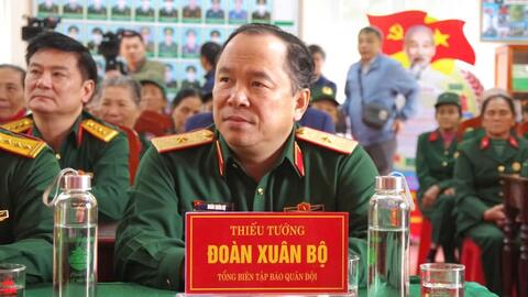 Báo Quân đội nhân dân tặng quà các cựu cán bộ, chiến sĩ Đại đội nữ pháo binh Ngư Thủy (tỉnh Quảng Bình)