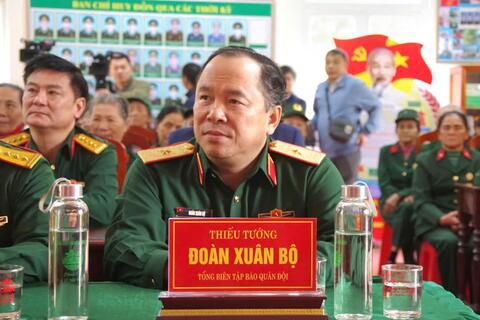 Báo Quân đội nhân dân tặng quà các cựu cán bộ, chiến sĩ Đại đội nữ pháo binh Ngư Thủy (tỉnh Quảng Bình)