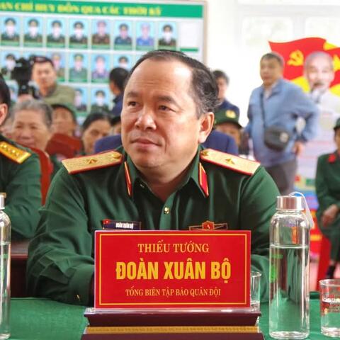 Báo Quân đội nhân dân tặng quà các cựu cán bộ, chiến sĩ Đại đội nữ pháo binh Ngư Thủy (tỉnh Quảng Bình)