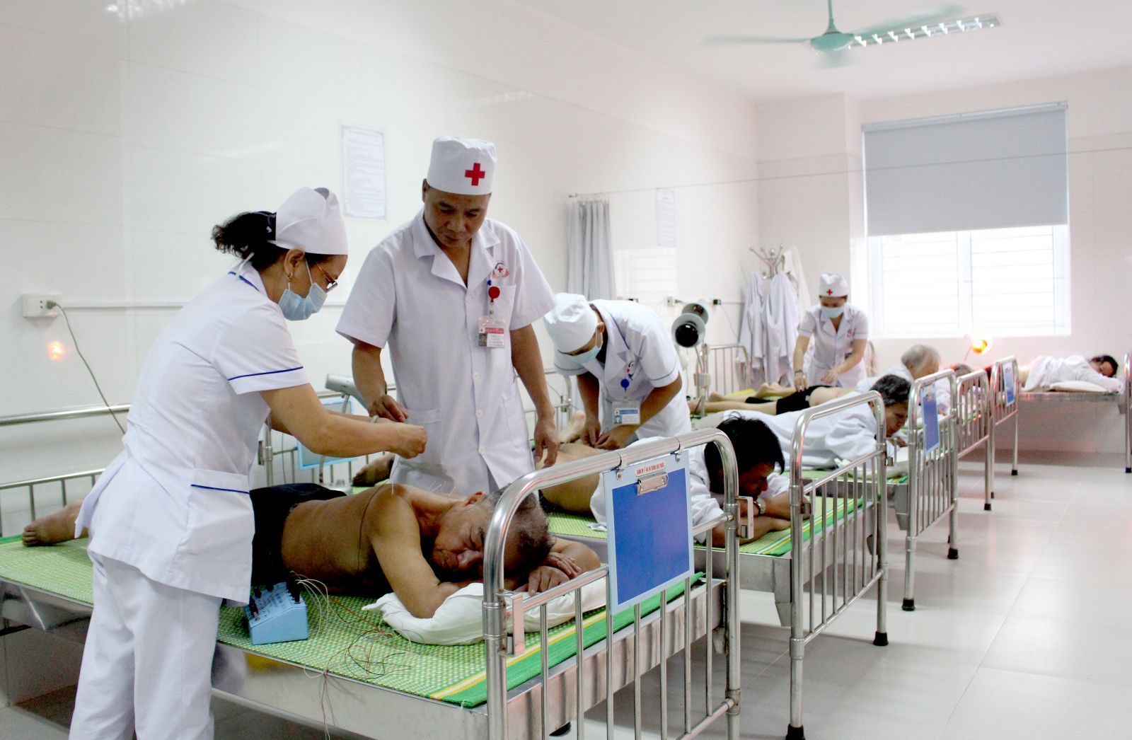 Đại tá Lê Văn Thanh thăm khám cho bệnh nhân điều trị tại Khoa