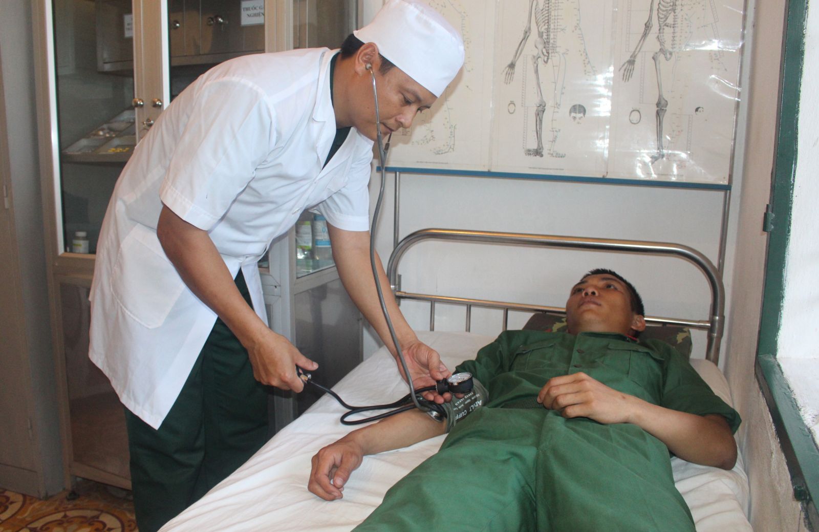 Đại úy QNCN Lê Hữu Duyên chăm sóc sức khỏe cho bệnh nhân